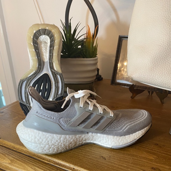 Adidas Primeblue Ultraboost Grey and White Sneakers - Size 8 - Picture 5 of 15